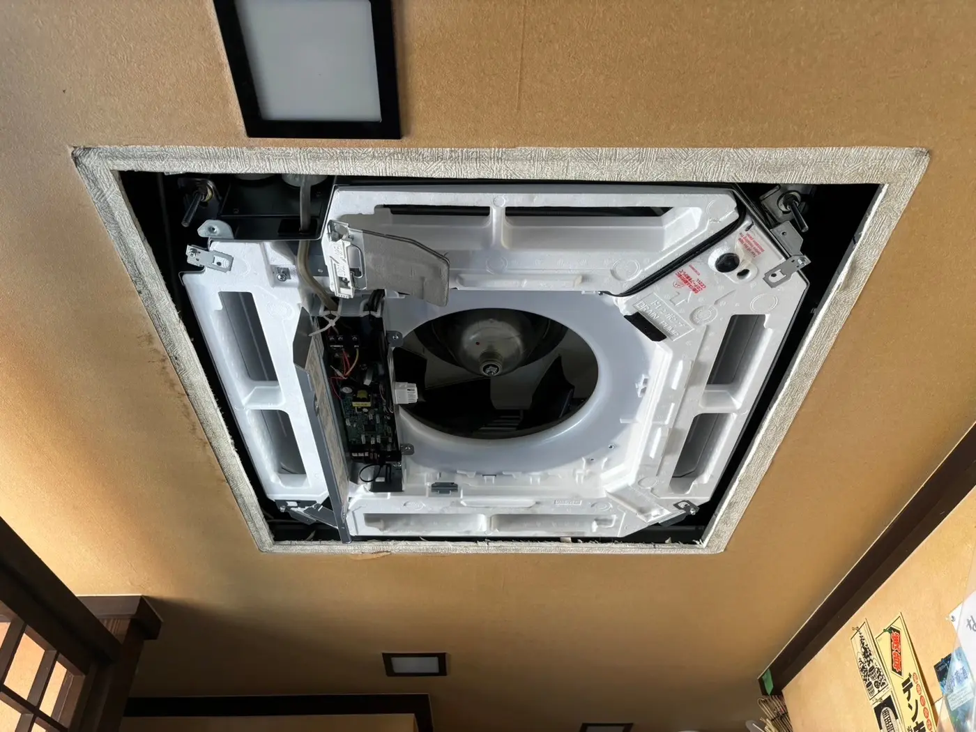 居酒屋の天井カセット形ツイン空調工事