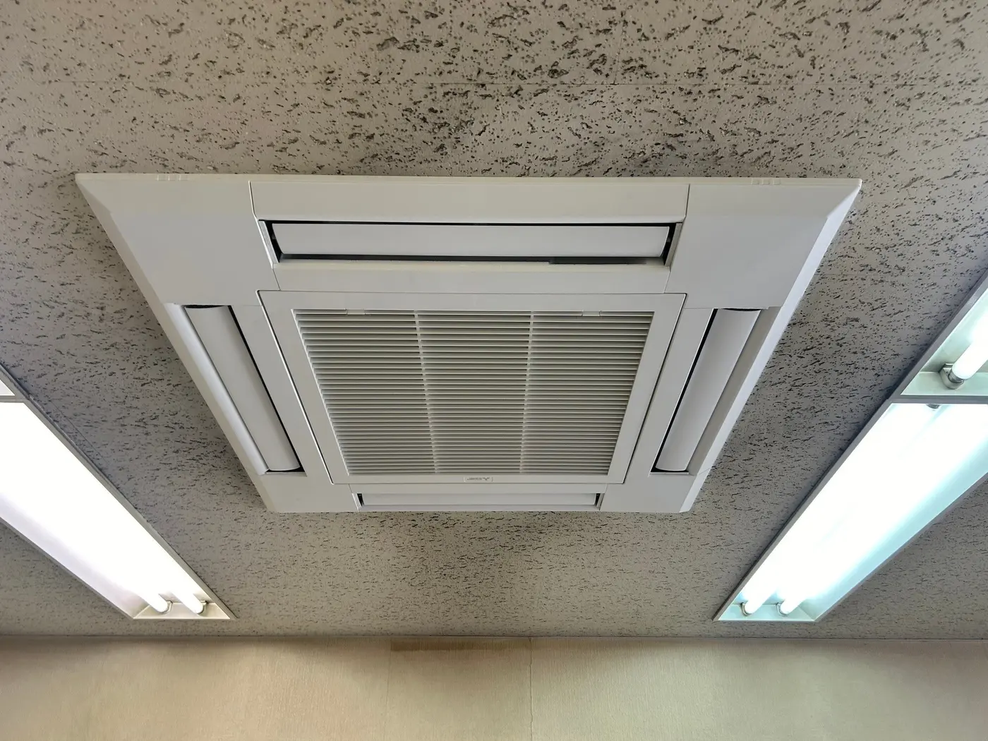 木材店の天井カセット4方向エアコン入替工事